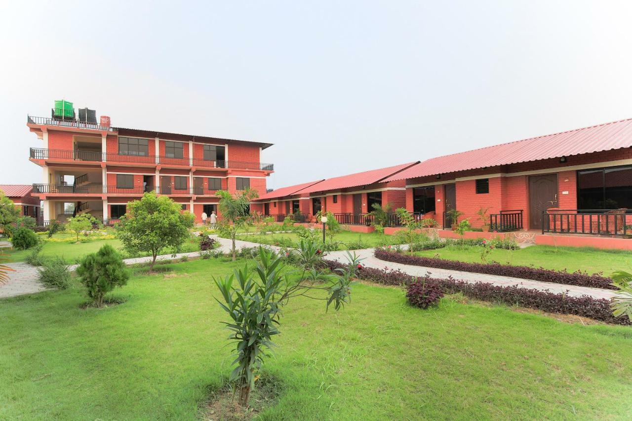 Vision Safari Pvt Ltd Hotel Sauraha Eksteriør billede